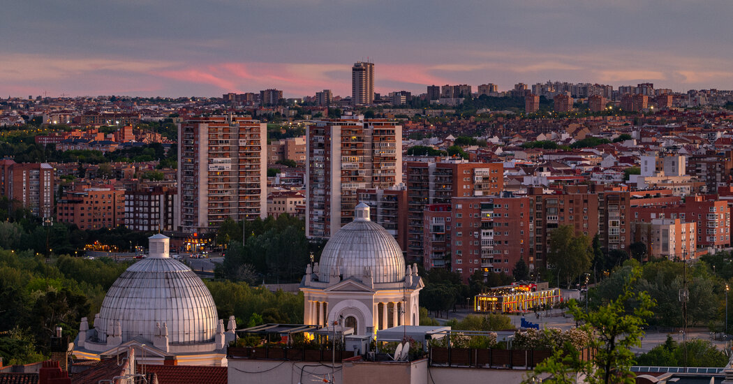 Spania caută să limiteze cumpărătorii străini în contextul crizei imobiliare.