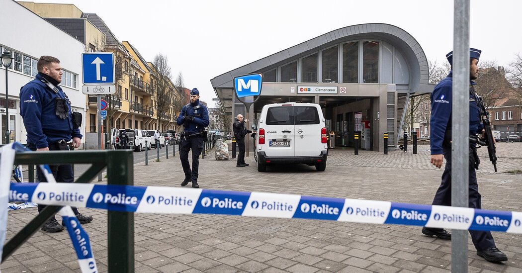 Vânătoare de oameni la Bruxelles după ce bărbați mascați au deschis focul lângă stația de metrou.