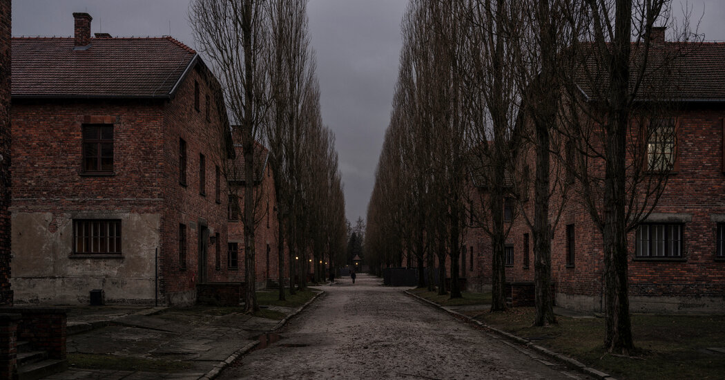 La Auschwitz, o ceremonie solemnă într-o perioadă de naționalism crescut