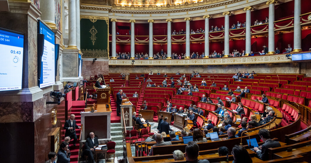 Guvernul francez supraviețuiește votului de neîncredere.