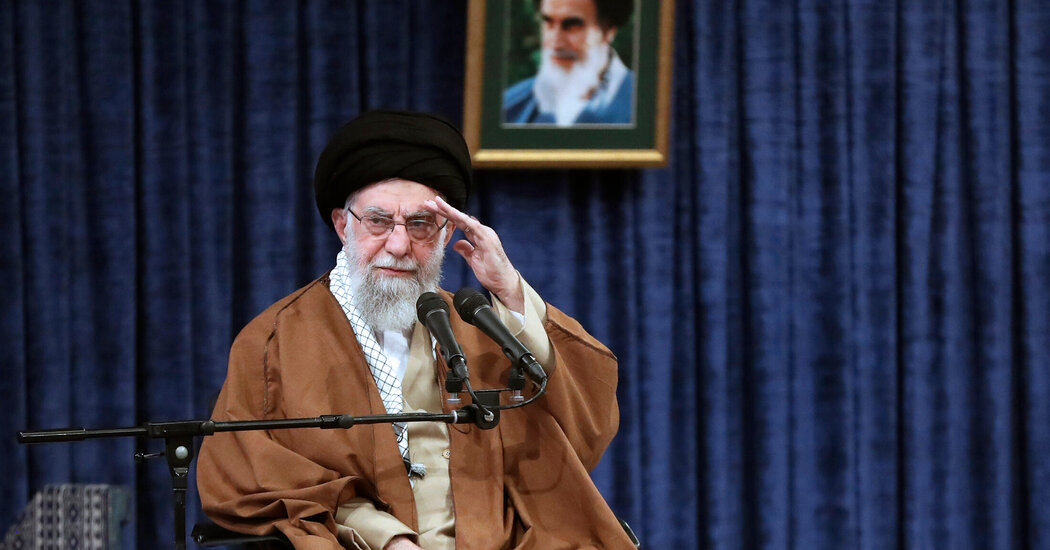 Khamenei din Iran condamnă negocierile cu SUA, dar lasă o ușă deschisă.